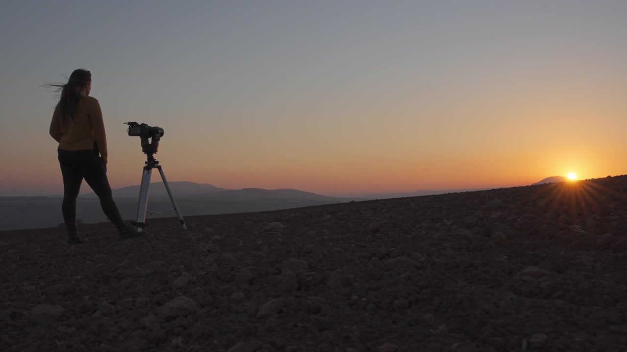 Lav vinkel av kvinne som filmer solnedgang