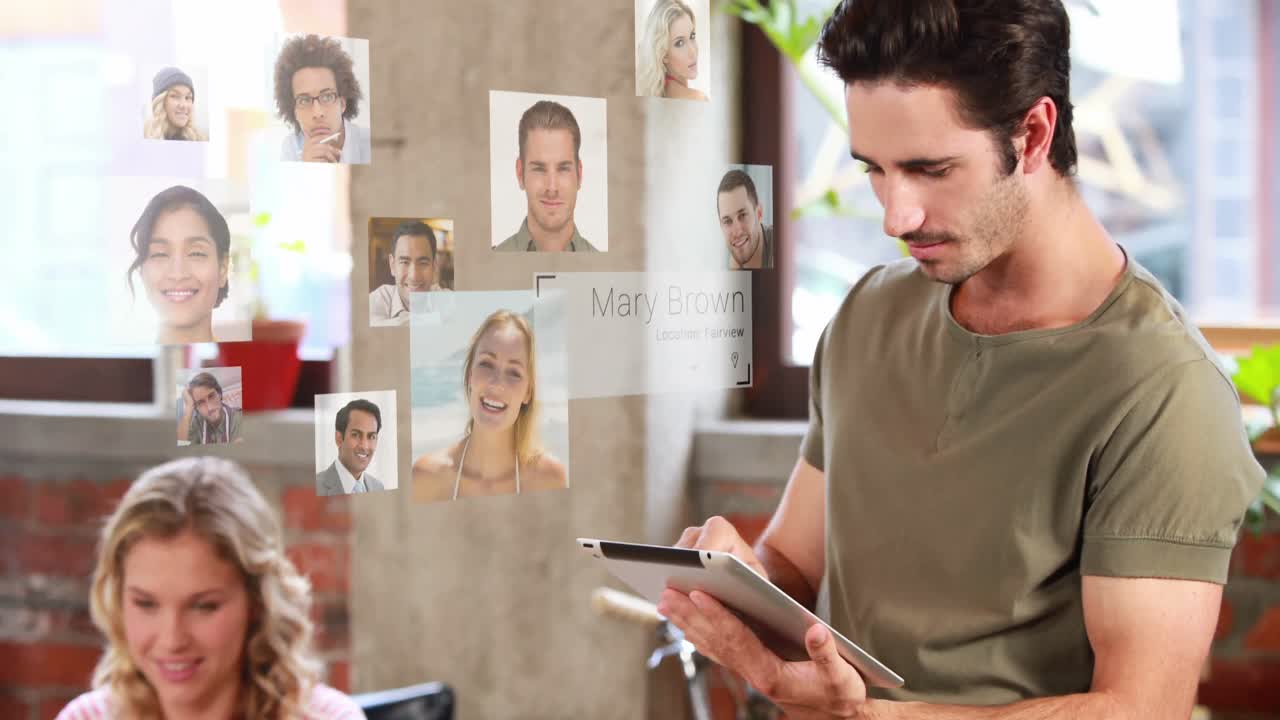 diseñador gráfico con tableta digital