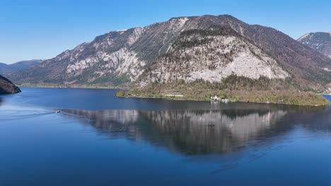 Schöne-Aufnahme-Mit-Häusern-Und-Fluss-Österreich,-Hallstatt,-4k-Drohne