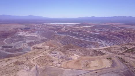 Una-Antena-Sobre-Una-Vasta-Mina-A-Cielo-Abierto-En-El-Desierto-De-Arizona-4