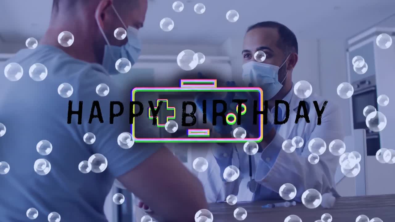 animación de burbujas y feliz cumpleaños ober médico afroamericano y paciente con vacuna.