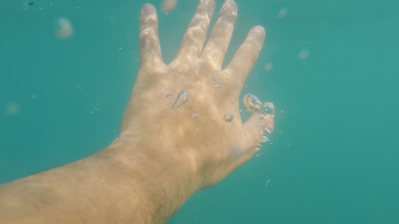 la mano de un hombre que necesita ayuda en el mar rescatar a los ahogados