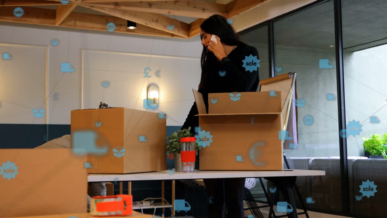 Video verticale: Donna che apre una scatola, smistando scatole mentre un uomo controlla le scorte, icone blu che facilitano la spedizione.