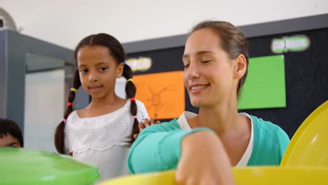 Vista-Frontal-De-Una-Profesora-Caucásica-Dando-Cinco-A-Una-Colegiala-En-El-Aula-4k