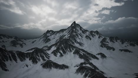 Nubes-Y-Picos-De-Gran-Altitud