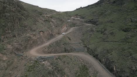 hermosa simetría como cuatro vehículos blancos cerca de la parte superior del paso sani resistente