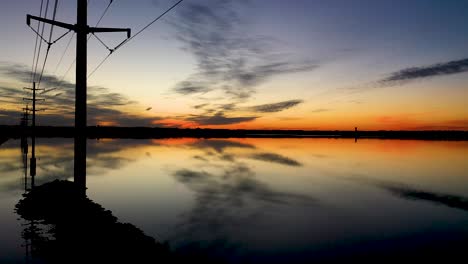 Lago-Espejo-Hermoso-Reflejo-Con-Perspectiva-Powerpole