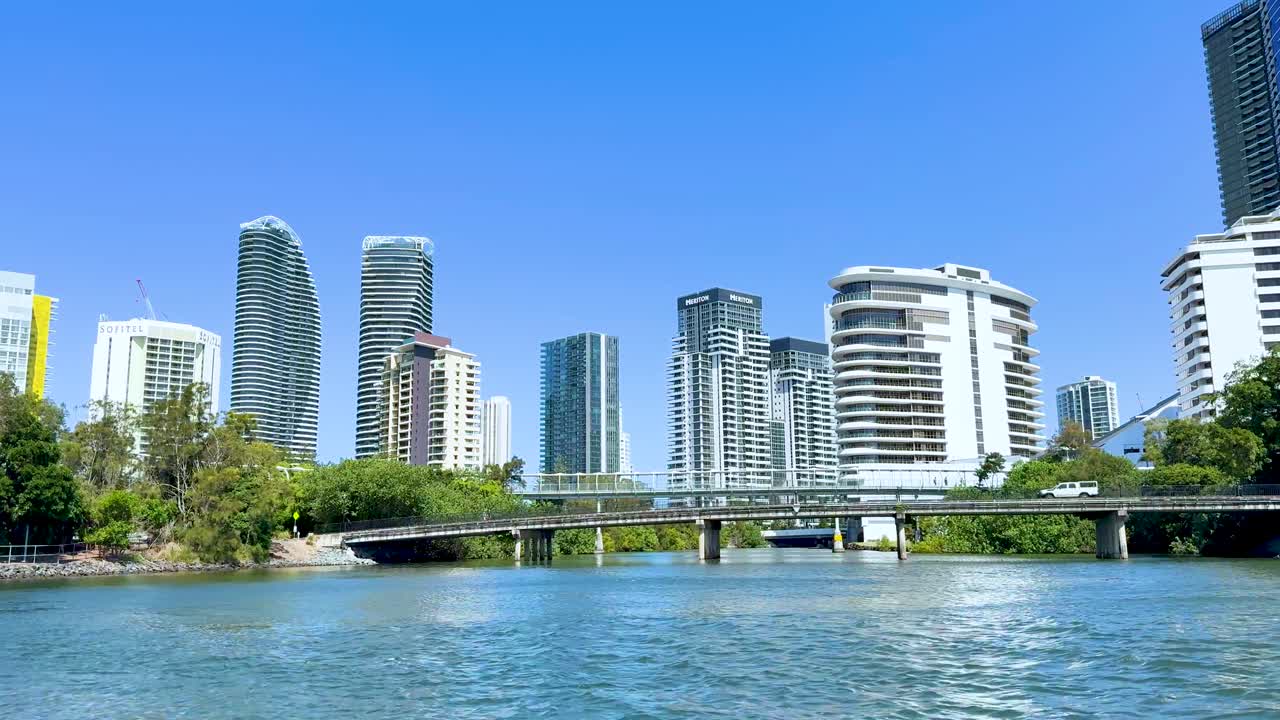 골드 코스트 의 운하 를 따라 도시 풍경