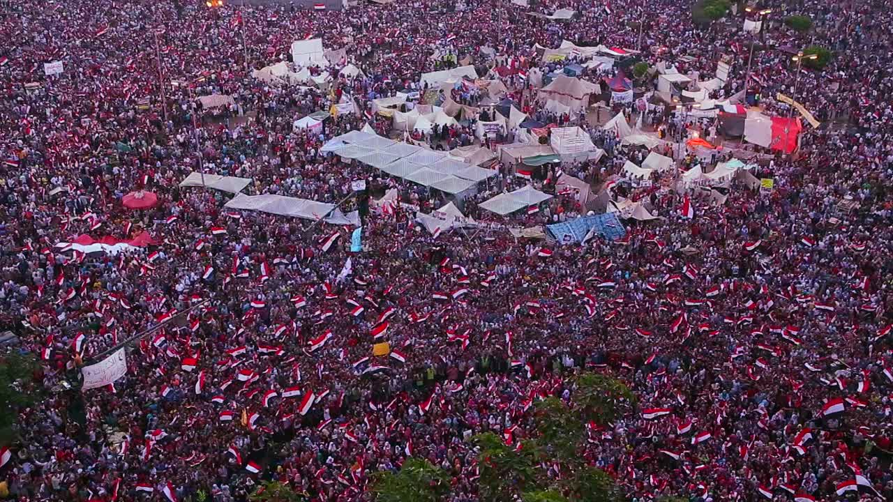 vista aérea mientras los manifestantes atascan la plaza tahrir en el cairo egipto