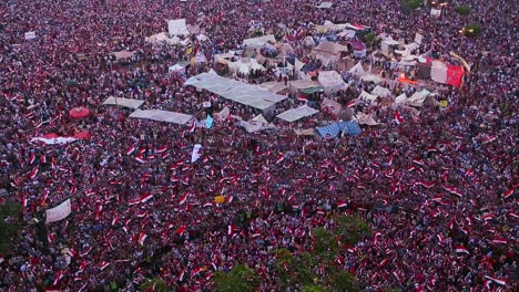 ansicht von oben, während demonstranten den tahrir-platz in kairo, ägypten, stauen