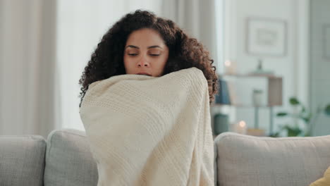 frío, invierno y mujer con manta en el sofá