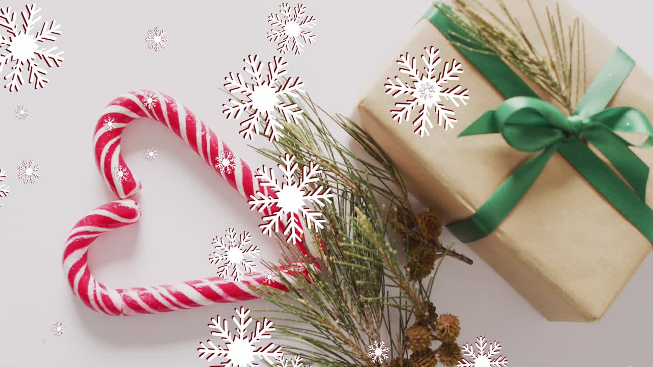 animación de la nieve cayendo sobre la decoración de navidad