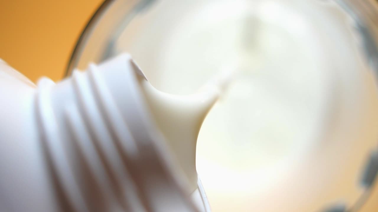 병에서 크림을 부어 넣는 것