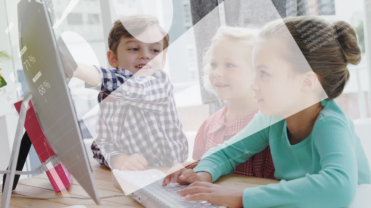 컴퓨터를 사용하여 다양한 어린이에 대한 금융 데이터 처리의 애니메이션