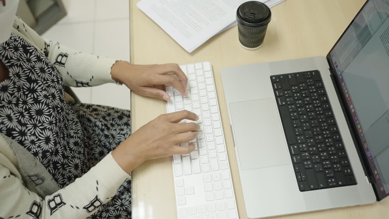 사무실 책상에서 정보 검색, 마케팅 연구 보고서를 위해 노트북 컴퓨터 키보드에 타이핑하는 사업가의 손