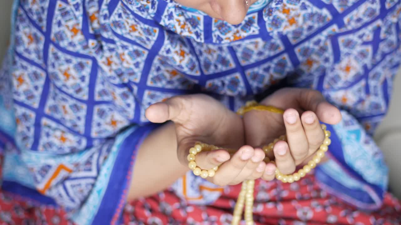 vista superior de las mujeres musulmanas orando con las manos en ramadán