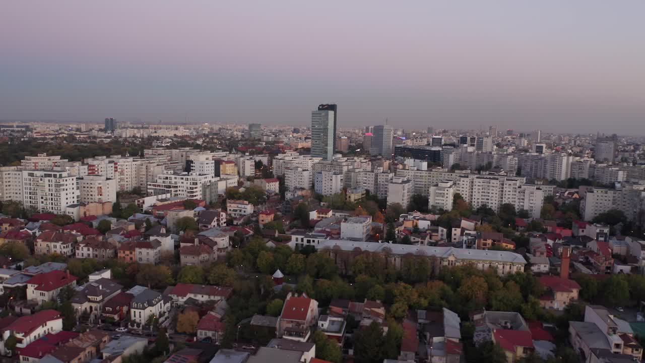 bucarest al atardecer con paisaje urbano y cielos brillantes, toma amplia, vista aérea