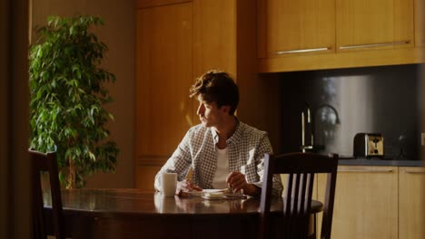 hombre tomando el desayuno en la cocina