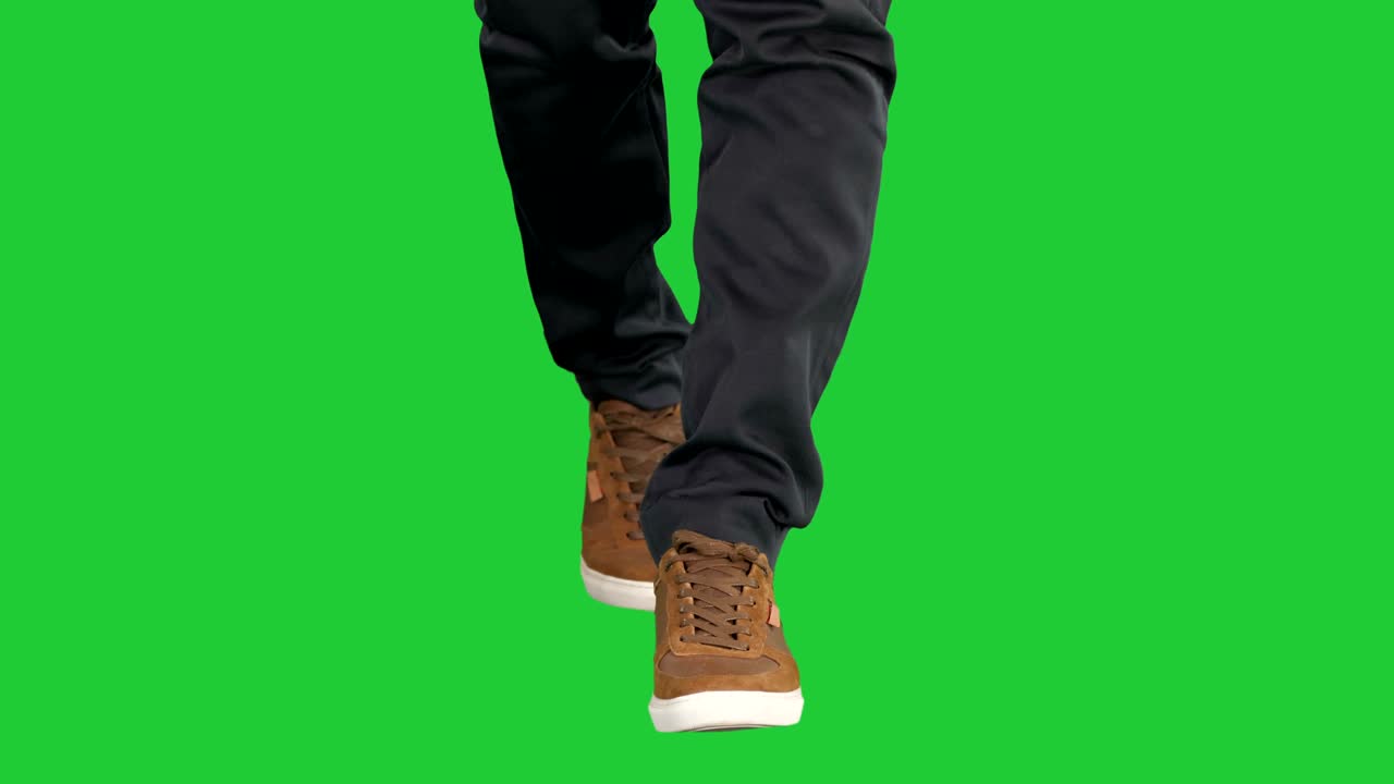 Hombres caminando con zapatillas de deporte de otoño en una pantalla verde, Chroma Key