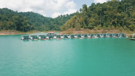 Imágenes-De-Drones-En-Cámara-Lenta-De-Bungalows-En-El-Parque-Nacional-De-Khao-Sok,-Tailandia