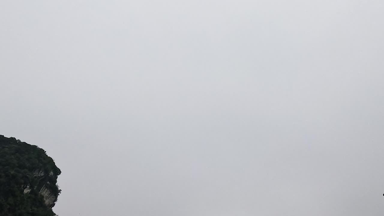 personas y vehículos en una carretera panorámica