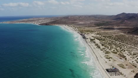 drone panea sobre la costa azul de la playa de tecolote