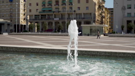 Muñeca-En-Cámara-Lenta-De-Una-Sola-Fuente-En-Medio-De-La-Plaza-Del-Pueblo