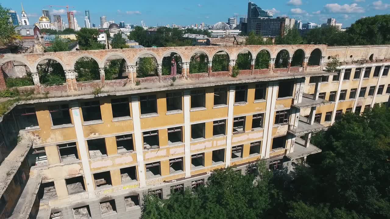 도시 에서 폐허 가 된 건물 의 공중 사진