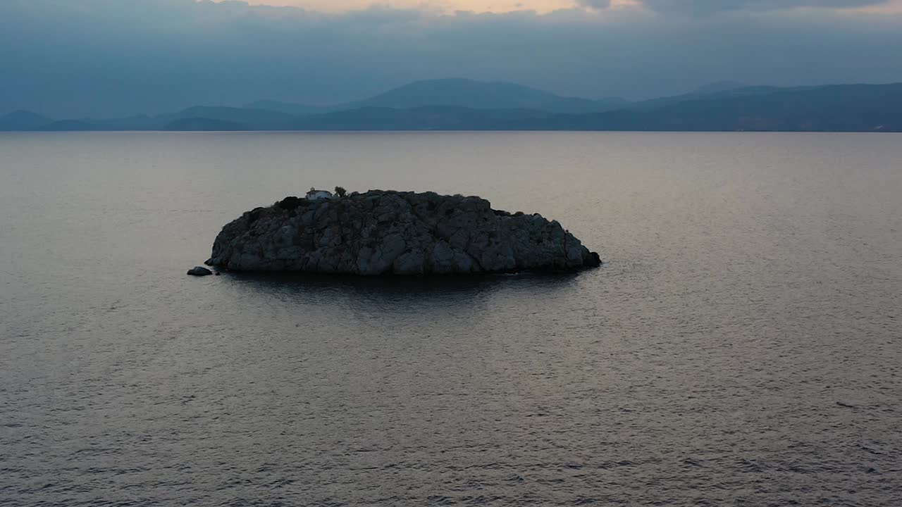 그리스 히드라 섬에 있는 블리코스 플레이크스 해변 앞의 작은 섬