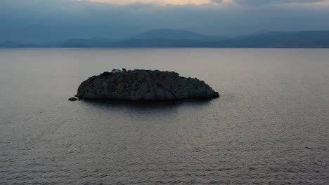 Eine-Kleine-Insel-Vor-Dem-Strand-Von-Vlychos-Plakes-Auf-Der-Insel-Hydra,-Griechenland