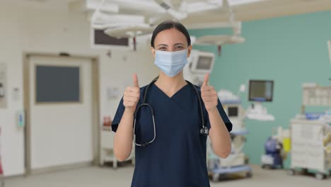 doctora india feliz mostrando los pulgares hacia arriba