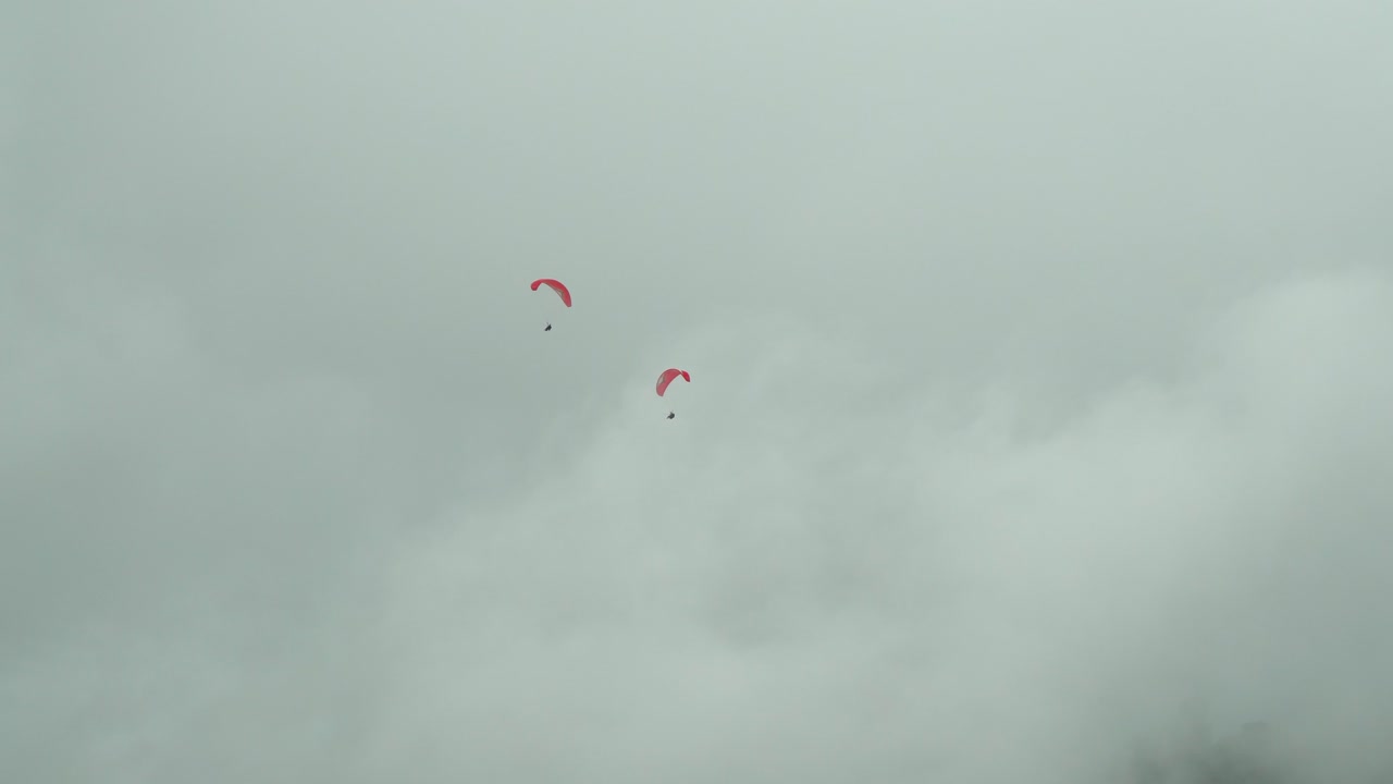 극도로 열악한 비행 조건에서 비구름을 상대로 비행하는 익스트림 패러글라이더