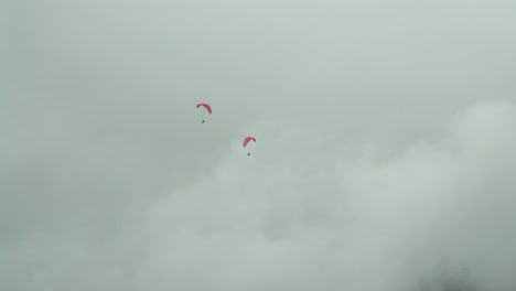 parapentes extremos que vuelan contra las nubes de lluvia en condiciones de vuelo extremadamente malas