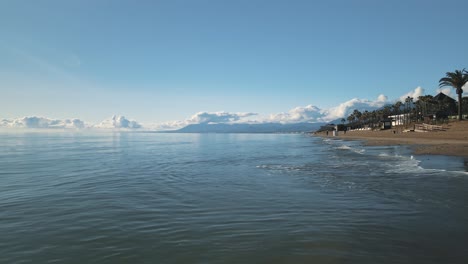 avanzando cerca de la costa en un día claro y soleado