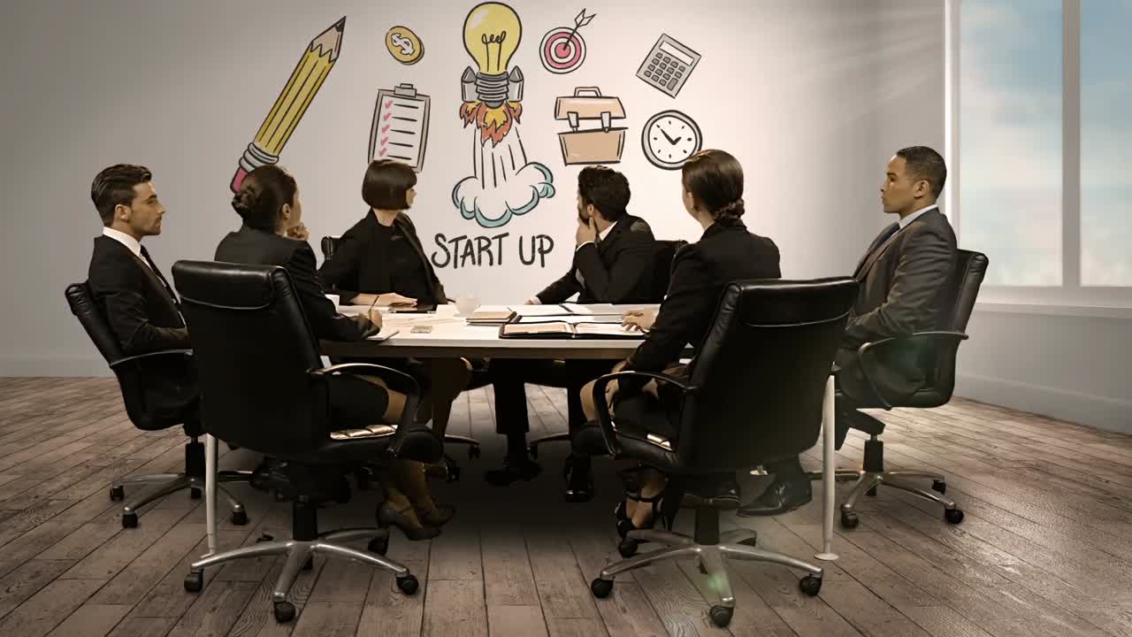 gente de negocios mirando la pantalla digital que muestra la puesta en marcha