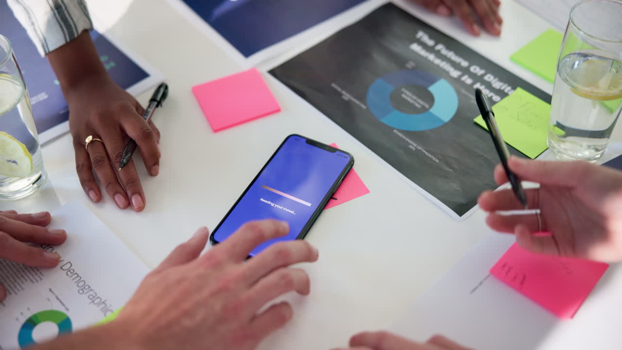 Forretningsmøde med smartphone og markedsføringsdokumenter