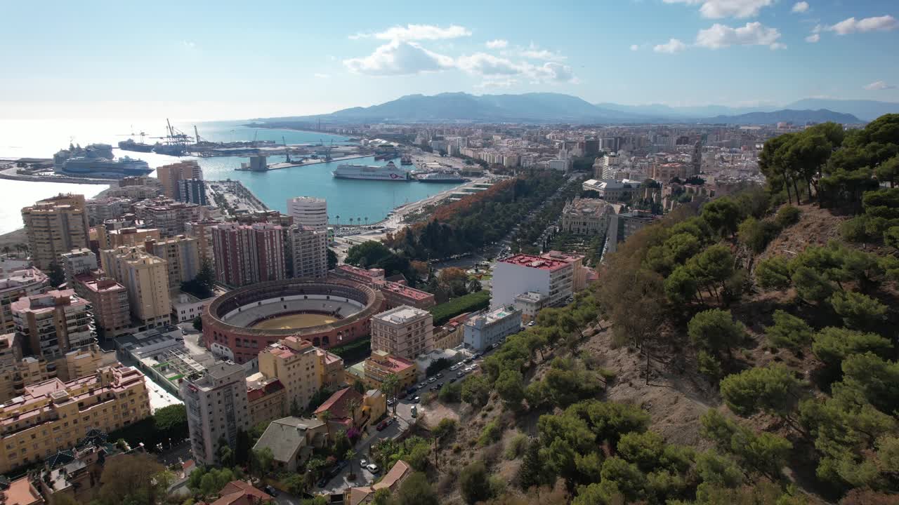 세비야의 도시 풍경, 투우장 플라자 드 토로스, 여름 하늘 배경의 여행 드론 4k 탁 트인 전망