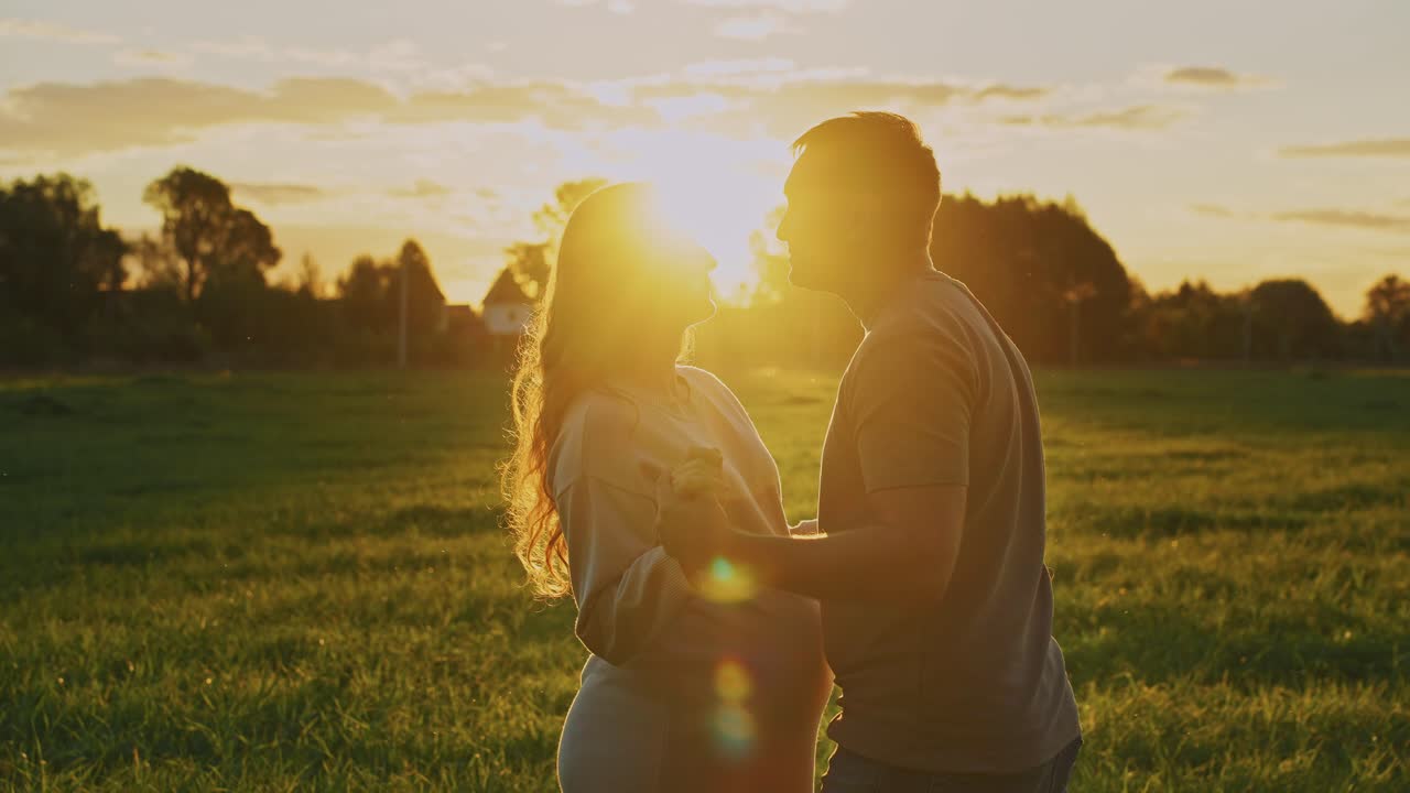 Una pareja enamorada al atardecer.