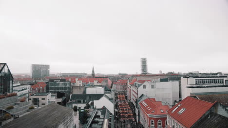 vista de aarhus desde la plataforma de vista salling skyline invierno nublado