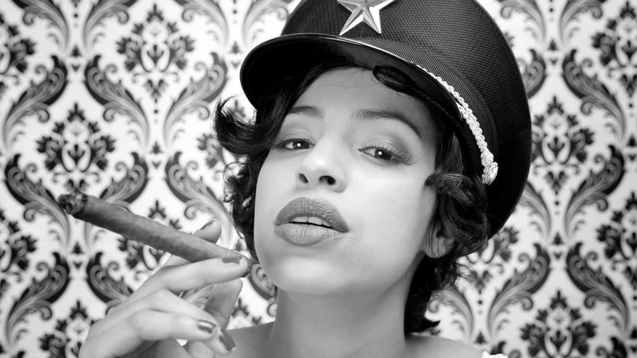 женщина курит сигару 06