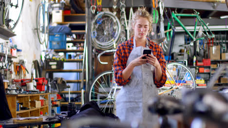 Frau-Benutzt-Mobiltelefon-In-Der-Werkstatt-4k