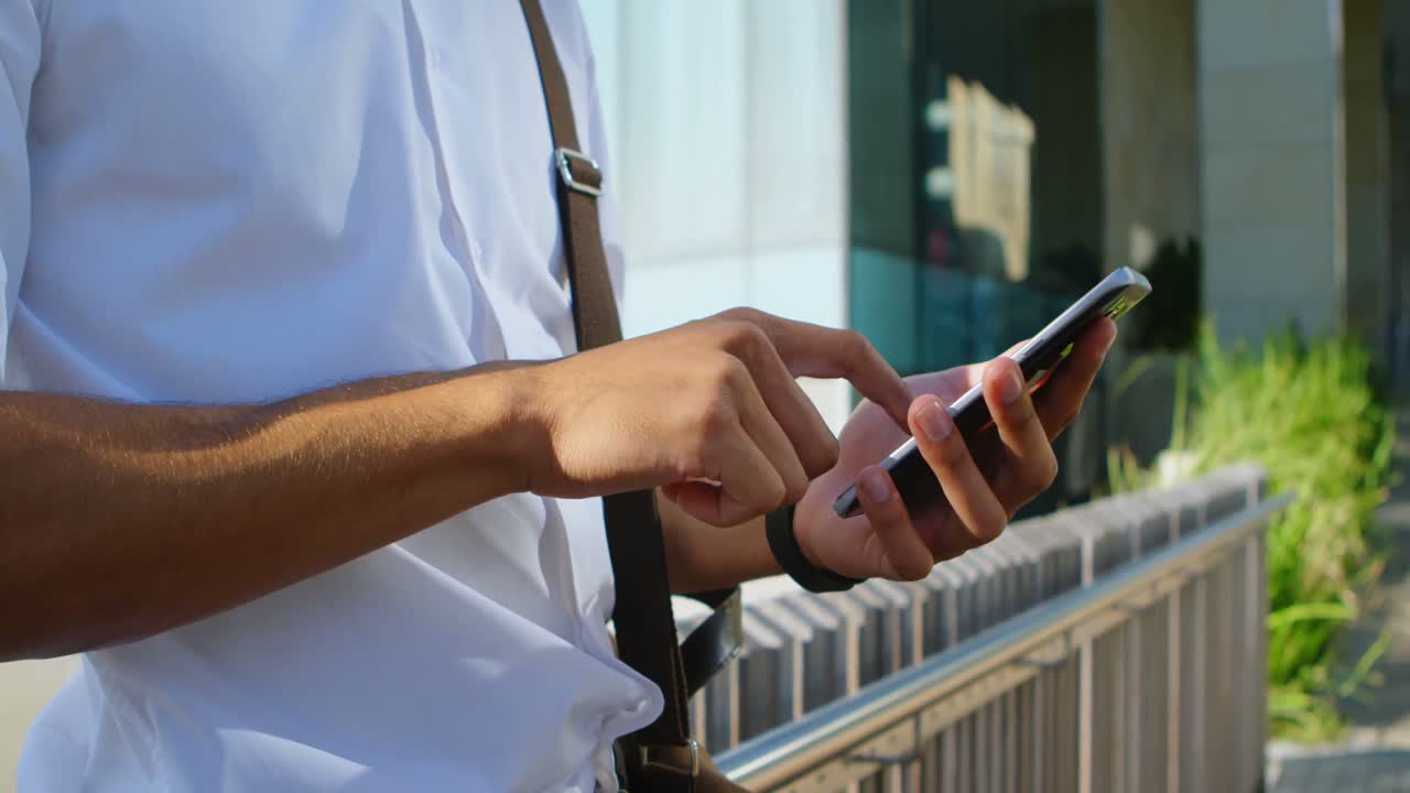 hombre usando teléfono móvil en la calle lado 4k