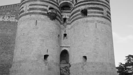 castillo medieval de ira en francia - blanco y negro, inclinado hacia abajo