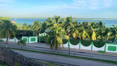 Die-Atemberaubende-Aussicht-Auf-Die-Lagune-Von-Bacalar-Aus-Dem-Inneren-Der-Festung