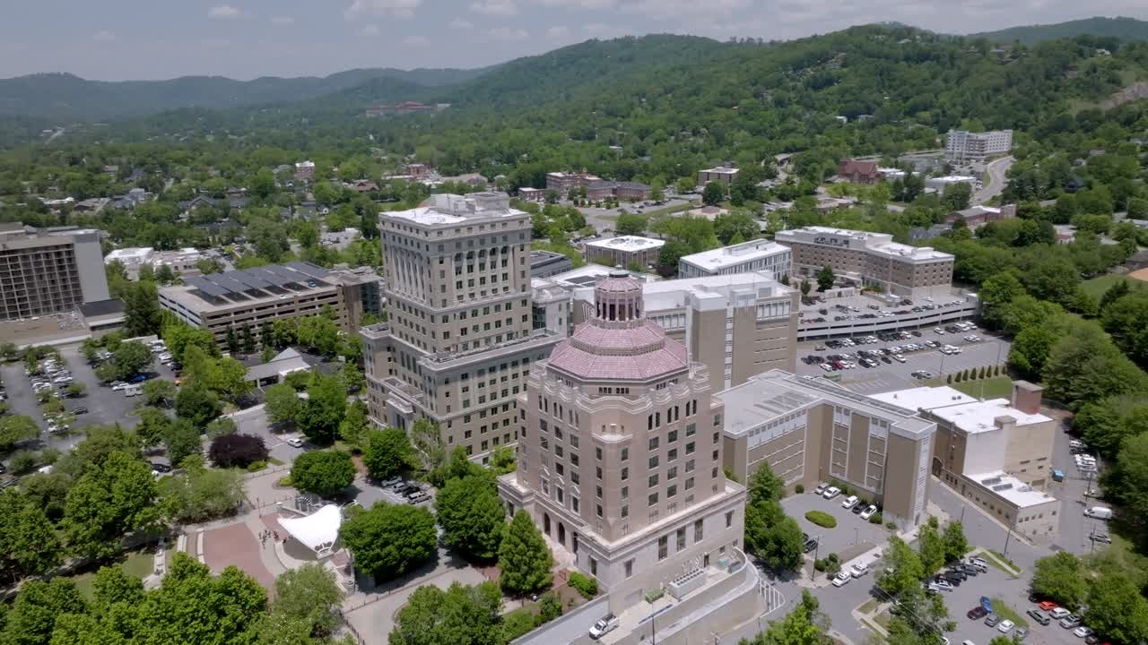 Gerichtsgebäude von Buncombe County in Asheville, North Carolina, mit kreisendem Drohnenvideo
