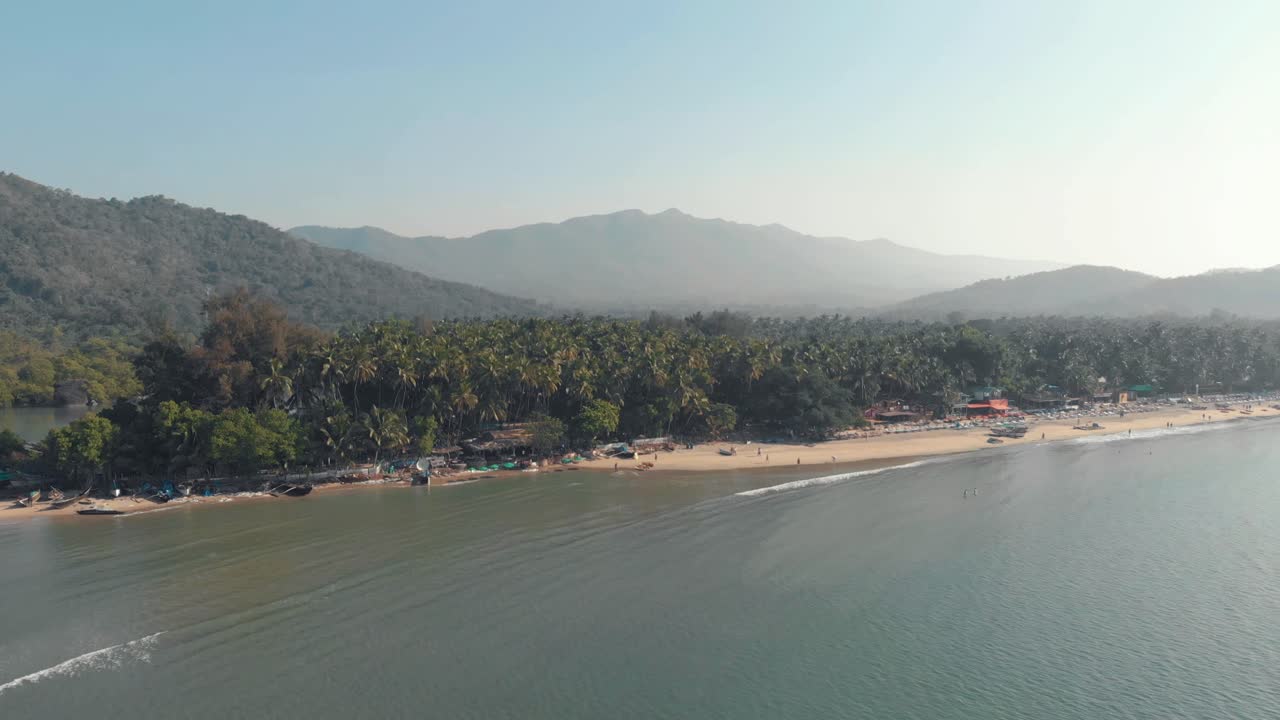 costa exótica costera y complejo turístico de playa en la playa de palolem, en goa, india - tiro de diapositiva amplia aérea