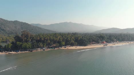 Costa-Exótica-Costera-Y-Complejo-Turístico-De-Playa-En-La-Playa-De-Palolem,-En-Goa,-India---Tiro-De-Diapositiva-Amplia-Aérea