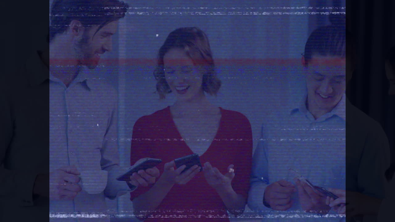 dos colegas de negocios están usando un teléfono móvil en su oficina.