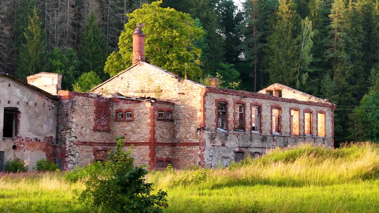 Vanhan neuvostoaikaisen rakennuksen kuori säilyttää saksalaisten tehdastyöläisten kulttuurin, perinnön ja historian, jotka aikoinaan asuivat ja työskentelivät tässä historiallisessa Ligatnen paperitehdaskylässä Latviassa.
