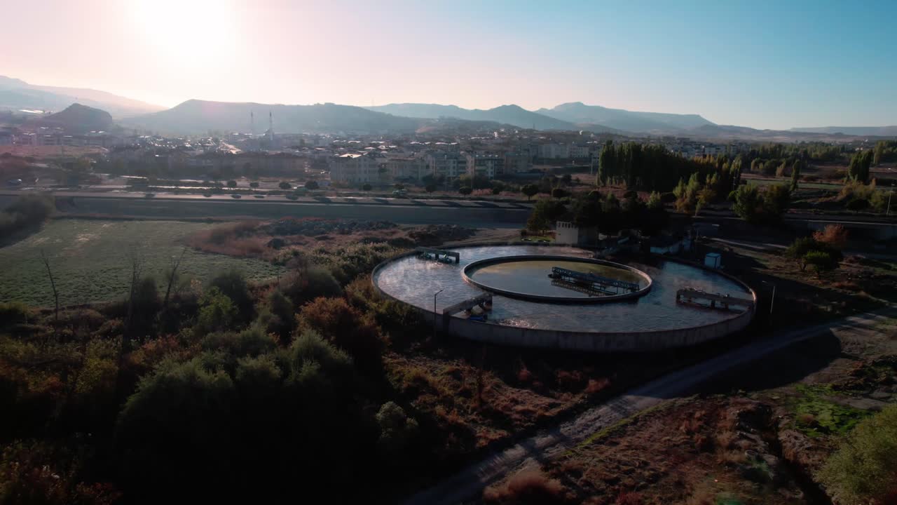 avión no tripulado sobre la planta de filtración de agua